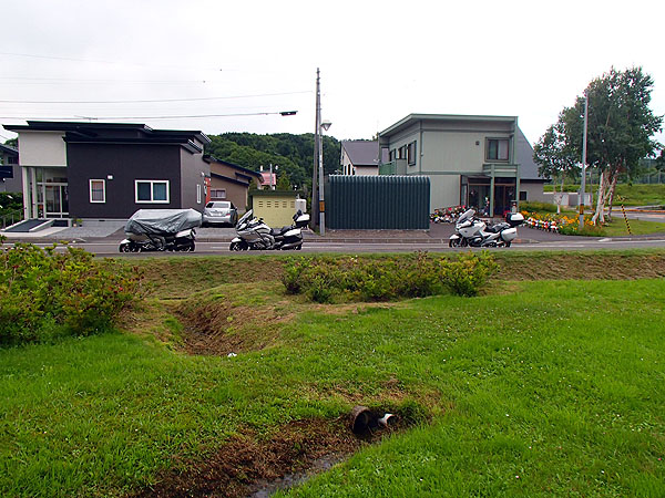 バイクはテントサイト近くに路駐